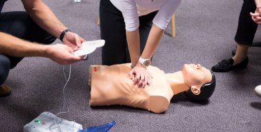 İlk yardım eğitimi. Defibrilatör Cpr uygulama