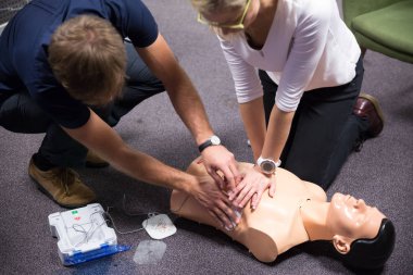 Otomatik dış defibrilatör cihazı AED kullanarak ilk yardım kardiyopulmoner canlandırma kursu.