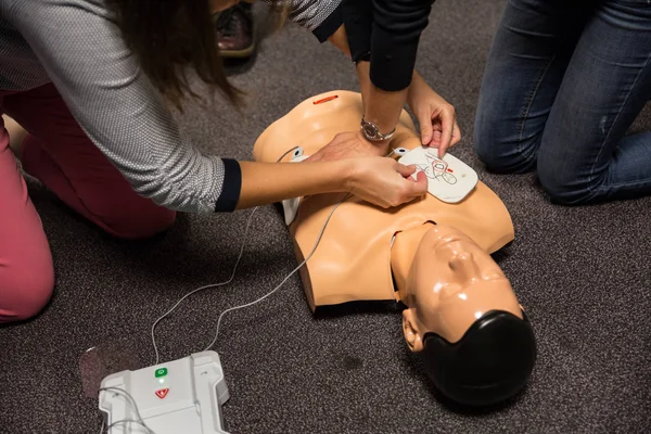 First Aid Training. Defibrillator CPR Practice — Stock Photo, Image