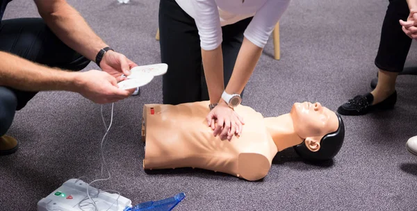 First Aid Training. Defibrillator CPR Practice — Stock Photo, Image