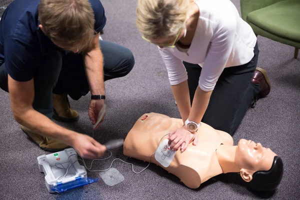 Erste-Hilfe-Ausbildung. Defibrillator in der Praxis — Stockfoto