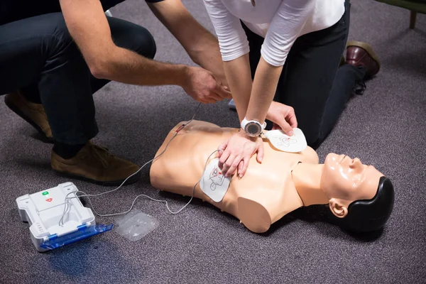 First Aid Training. Defibrillator CPR Practice — Stock Photo, Image