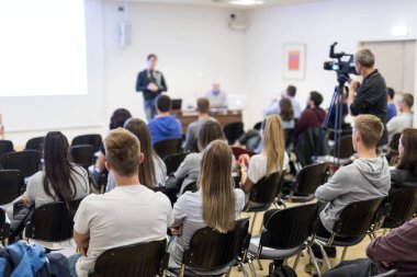 Profesör Üniversitesi'nde konferans salonunda ders.