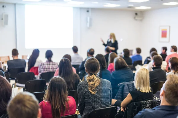 Kvinna ger presentation på konferens workshop. — Stockfoto