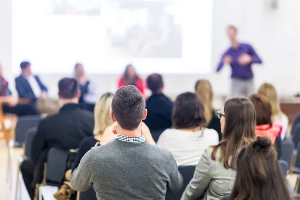 Referent hält Vortrag auf Wirtschaftskonferenz. — Stockfoto