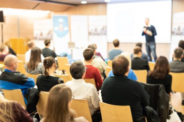 İş konuşmacısı iş konferansında konuşma yapacak..