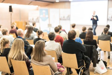 İş konuşmacısı iş konferansında konuşma yapacak..