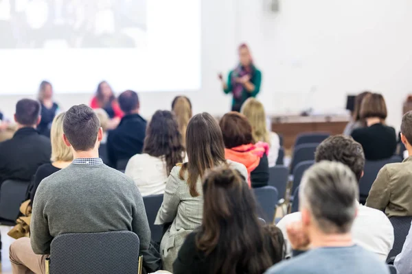 Mujer dando presentación sobre taller de conferencia de negocios. — Foto de Stock