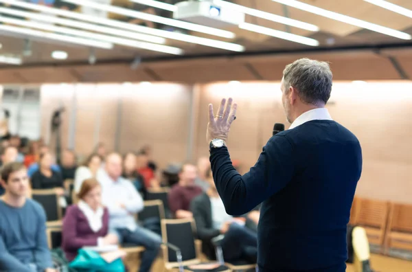 Sturtup expert ger föredrag på business event workshop. — Stockfoto