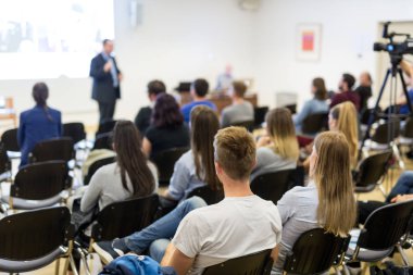 Profesör Üniversitesi'nde konferans salonunda ders.