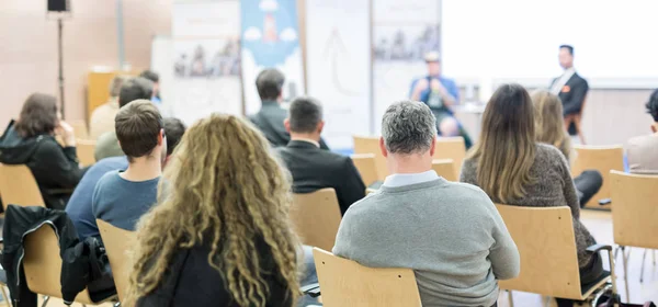 Audiência na sala de aula que participa na conferência de negócios. — Fotografia de Stock