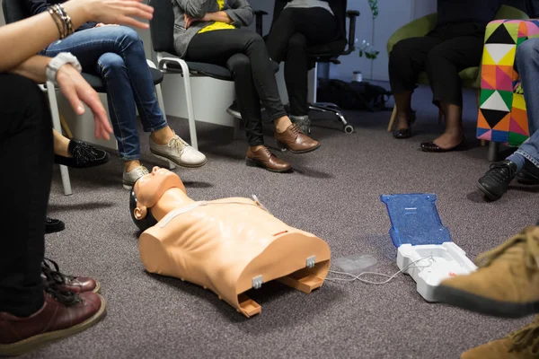 Corso CPR con defibrillatore esterno automatizzato, AED . — Foto Stock