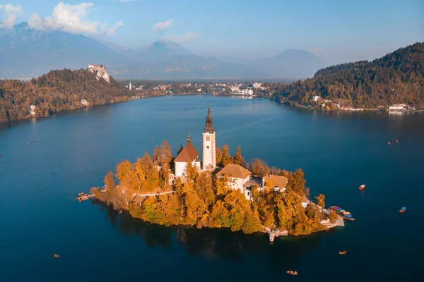 Vista aérea de la isla de Bled en el lago Bled, y el castillo de Bled y las montañas en el fondo, Eslovenia . —  Fotos de Stock