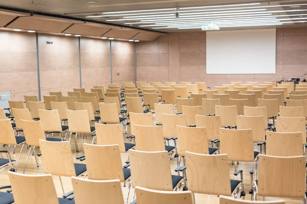 Asientos de madera vacíos en una sala de conferencias de cotmporary . — Foto de Stock
