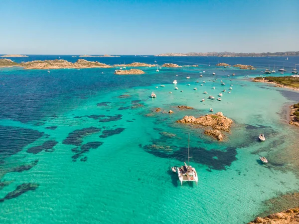 DRONY pohled katamarán plachetnice v souostroví Maddalena, Sardinie, Itálie. — Stock fotografie