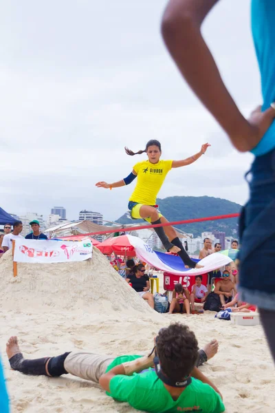 Slackline na plaży Copacabana, Rio de Janeiro — Zdjęcie stockowe