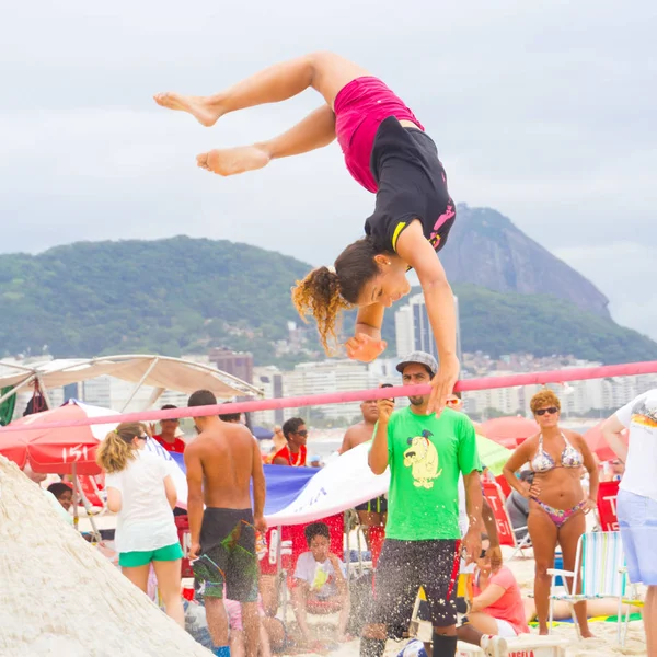 Slackline en la playa de Copacabana, Río de Janeiro — Foto de Stock