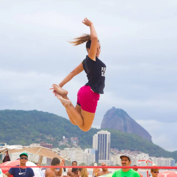 Slackline на пляже Копакабана, Рио-де-Жанейро — стоковое фото