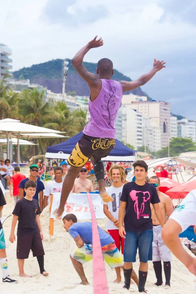 Slackline en la playa de Copacabana, Río de Janeiro —  Fotos de Stock