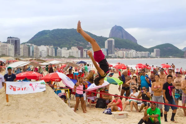 Slackline op Copacabana strand, Rio de Janeiro — Stockfoto