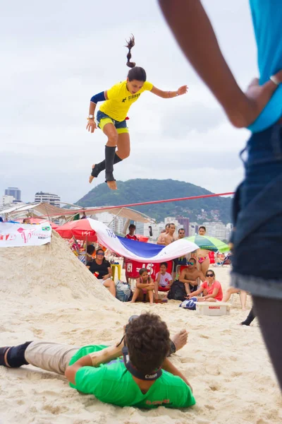 Slackline op Copacabana strand, Rio de Janeiro — Stockfoto