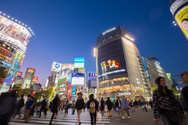 Yayalar, Shibuya geçerken, Tokyo, Japonya
