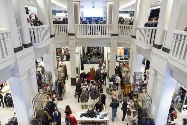 Interior dari toko Zara di Gran Via jalan belanja di Madrid, Spanyol .. — Stok Foto