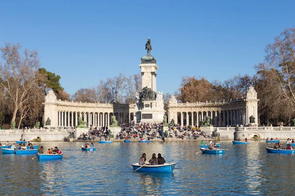 Madri Espanha Janeiro 2016 Turistas Remando Barcos Azuis Tradicionais Lago — Fotografia de Stock