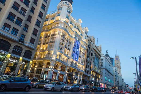 Madrid, Spanien. Gran Via, Haupteinkaufsstraße in der Abenddämmerung. — Stockfoto