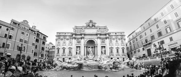 Turisté navštíví fontána di Trevi, většina kultovní fontán na světě, Řím, Itálie. — Stock fotografie