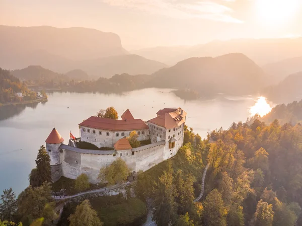 Castelo medieval no lago Bled na Eslovênia no outono . — Fotografia de Stock