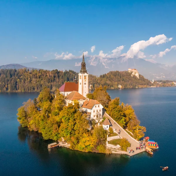 Ausgeblutete Insel am See, ausgeblutete Burg und Berge im Hintergrund, Slowenien. — Stockfoto