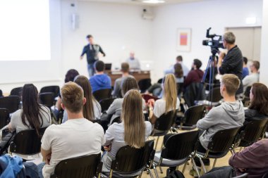 Profesör Üniversitesi'nde konferans salonunda ders.