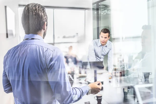 Tormenta de ideas del equipo de negocios sobre la reunión en la oficina corporativa moderna . — Foto de Stock