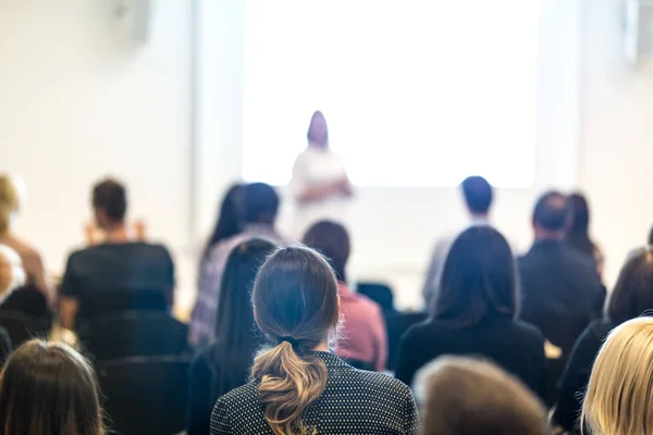 Mujer dando presentación sobre taller de conferencia de negocios. — Foto de Stock