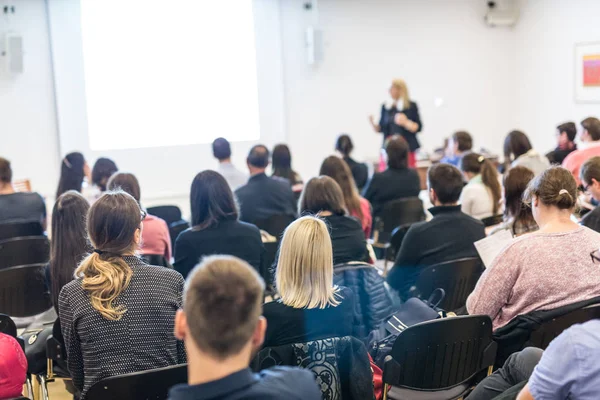 Mulher dando apresentação em oficina de conferência de negócios. — Fotografia de Stock