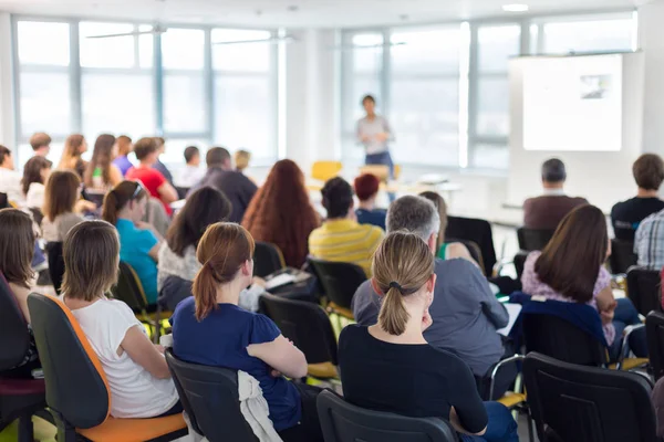 Spreker geeft presentatie over zakelijke conferentie. — Stockfoto