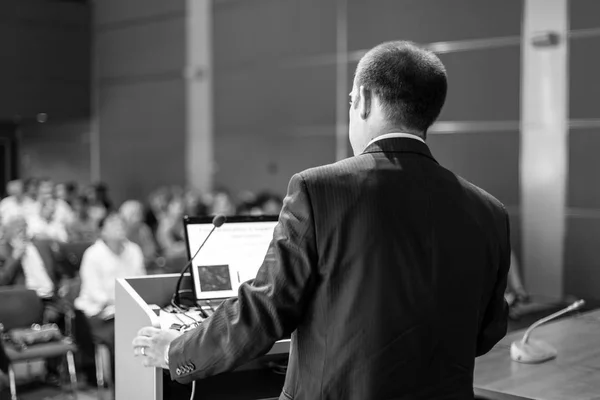 Orador público dando palestra no evento de negócios. — Fotografia de Stock