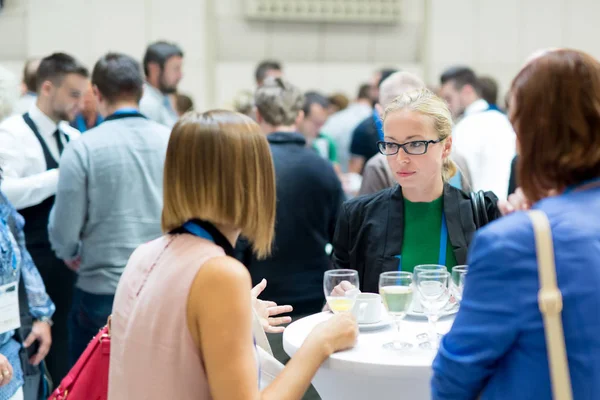 Folk interagerer under kaffepause på medicinsk eller videnskabelig konference . - Stock-foto