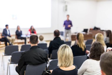 Konferans salonunda iş konferansına katılan seyirciler.