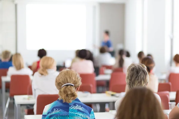 Academic presentation in lecture hall at university. — Stock Photo, Image