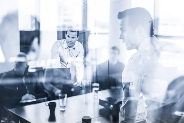 Business-team brainstorming på möte i moderna huvudkontoret. — Stockfoto