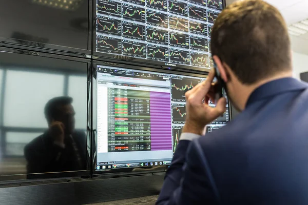 Stock trader looking at market data on computer screens. — Stock Photo, Image