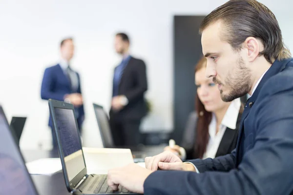 Affärsmän i moderna huvudkontoret. — Stockfoto