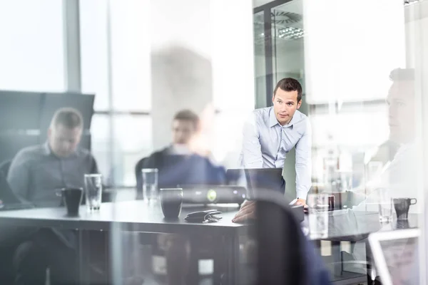 Business team brainstormen over bijeenkomst in moderne hoofdkantoor. — Stockfoto