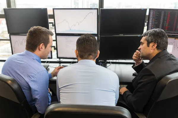 Business team brainstorming while checking data at computer screens. — Stock Photo, Image