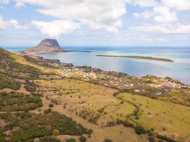 La Gaulette, Le Morne Brabant dağ ile popüler kitesurfing turizm kenti, arkada görülen Dünya Miras Unesco sitesi havadan görünümü.