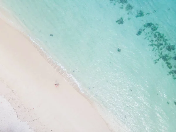 Снимок женщины, наслаждающейся фотографией идеального белого тропического пляжа на острове Маврикий . — стоковое фото