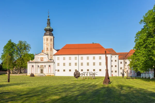 O mosteiro cisterciense Kostanjevica na Krki, Eslovênia, Europa . — Fotografia de Stock