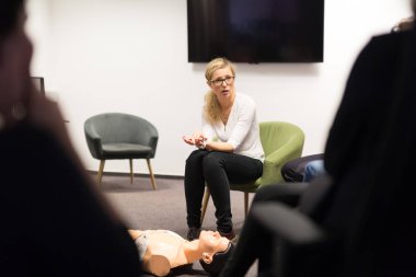 İlk yardım kardiyopulmoner resüsitasyon kursu ve suni teneffüs atölyesinde otomatik dış defibrilatör kullanımı hocası.
